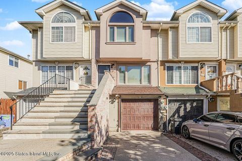 Photo of 37 Ludwig Lane, Staten Island, NY 10303 (MLS # 2506100)