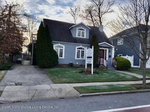 Photo of 4236 Richmond Avenue, Staten Island, NY 10312 (MLS # 1164393)