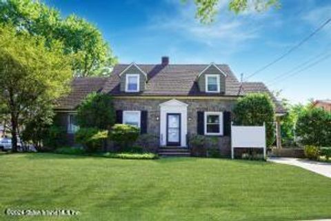 Photo of 129 Slosson Avenue, Staten Island, NY 10314 (MLS # 2405775)