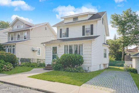 Photo of 2 Smith Court, Staten Island, NY 10314 (MLS # 2502533)