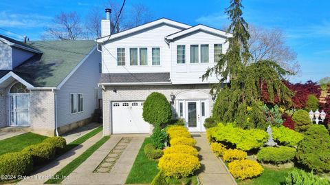 Photo of 556 Winant Avenue, Staten Island, NY 10309 (MLS # 2402339)