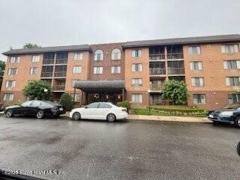 Photo of 75 Essex Drive #2d, Staten Island, NY 10314 (MLS # 2504072)