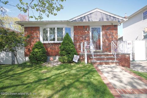 Photo of 97 Mobile Avenue, Staten Island, NY 10306 (MLS # 2402175)