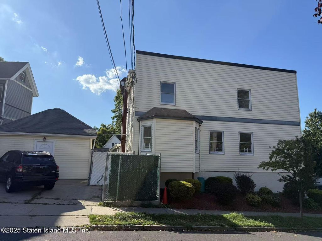 Photo of 262 Maine Avenue, Staten Island, NY 10314 (MLS # 2506285)