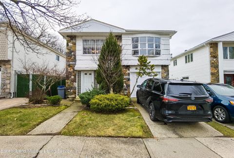 Photo of 72 Nome Avenue, Staten Island, NY 10314 (MLS # 1159673)
