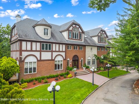 Photo of 100 Wadsworth Road, Staten Island, NY 10305 (MLS # 1162383)