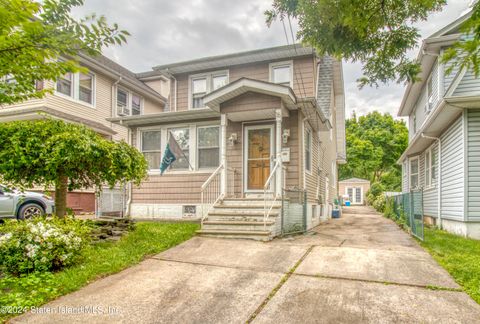 Photo of 16 Joan Place, Staten Island, NY 10314 (MLS # 2403287)