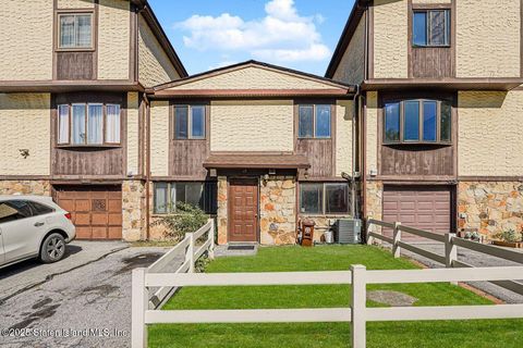 Photo of 15 Parkview Loop, Staten Island, NY 10314 (MLS # 2503957)