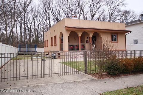Photo of 107 Montreal Avenue, Staten Island, NY 10306 (MLS # 2502031)