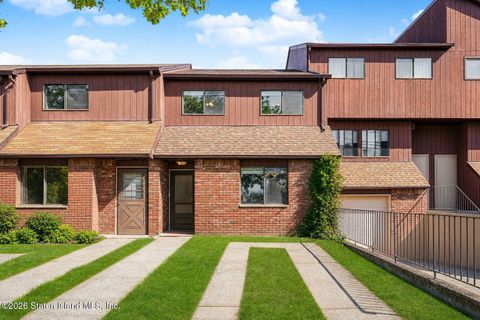 Photo of 999 W Fingerboard Road, Staten Island, NY 10304 (MLS # 2602642)