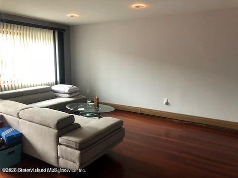 Photo of 35 Ledyard Place, Staten Island, NY 10305 (MLS # 2600990)