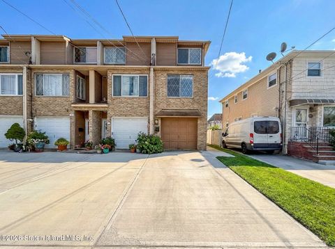 Photo of 140 Hett Avenue, Staten Island, NY 10306 (MLS # 2600335)