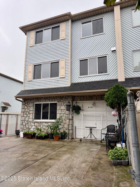 Photo of 16 Wirt Lane, Staten Island, NY 10309 (MLS # 2505434)