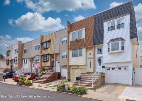 Photo of 18 Dogwood Drive, Staten Island, NY 10312 (MLS # 1162657)