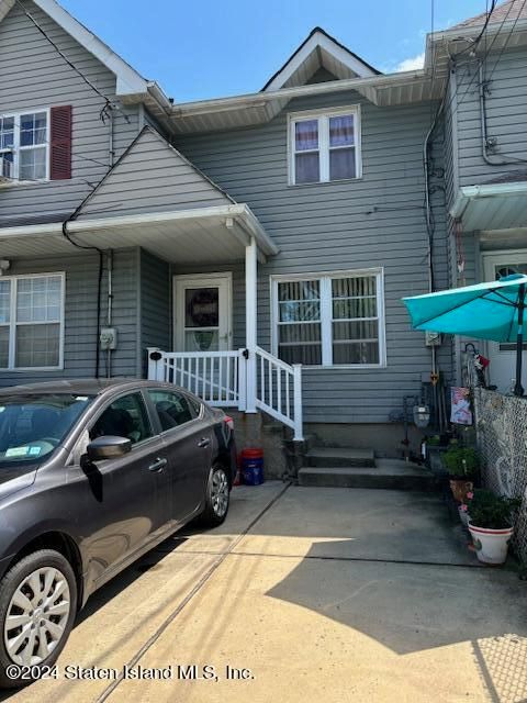 Photo of 297 Granite Avenue, Staten Island, NY 10303 (MLS # 2404735)
