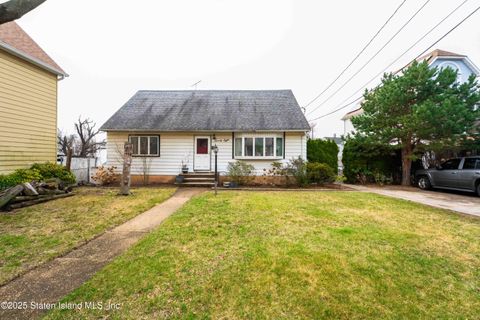 Photo of 28 White Plains Avenue, Staten Island, NY 10305 (MLS # 2501534)