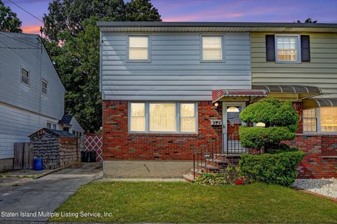 Photo of 9 Zoe Street, Staten Island, NY 10305 (MLS # 1164196)