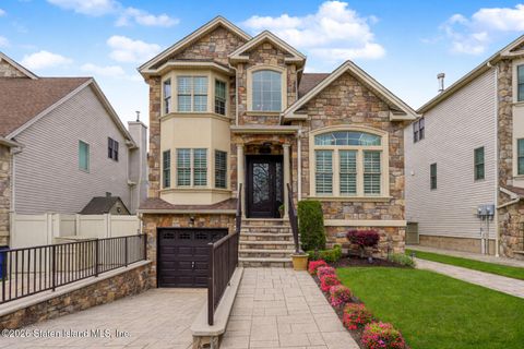 Photo of 86 W Castor Place, Staten Island, NY 10312 (MLS # 2602154)