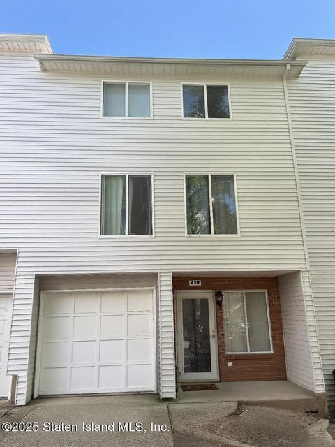 Photo of 439 Ilyssa Way, Staten Island, NY 10312 (MLS # 2505027)