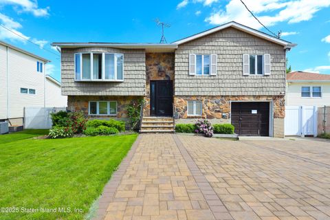 Photo of 944 Woodrow Road, Staten Island, NY 10312 (MLS # 2503013)