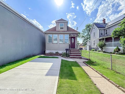 Photo of 154 South Avenue, Staten Island, NY 10303 (MLS # 2503589)