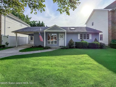 Photo of 238 Montreal Avenue, Staten Island, NY 10306 (MLS # 2505374)