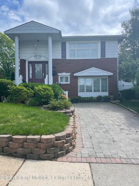 Photo of 960 Edgegrove Avenue, Staten Island, NY 10309 (MLS # 1164044)