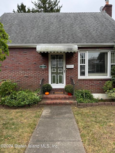 Photo of 160 Locust Avenue, Staten Island, NY 10306 (MLS # 2405425)