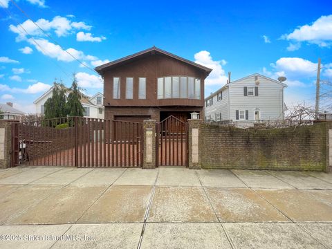 Photo of 504 Mcclean Avenue, Staten Island, NY 10305 (MLS # 2501609)