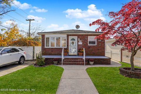 Photo of 206 Benton Avenue, Staten Island, NY 10305 (MLS # 2506783)