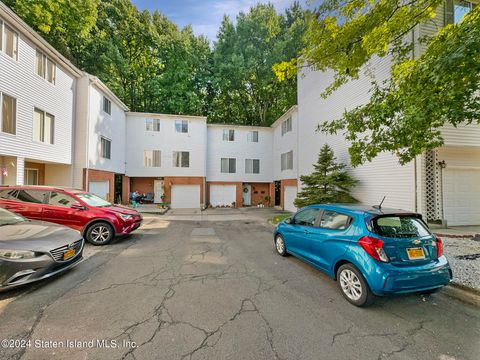 Photo of 352 Ilyssa Way, Staten Island, NY 10312 (MLS # 2404937)