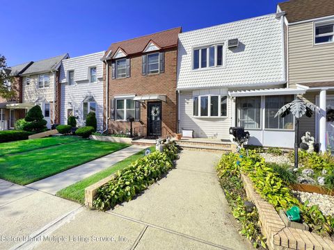 Photo of 56 Renee Place, Staten Island, NY 10314 (MLS # 1165022)