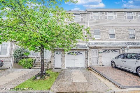 Photo of 86 Deborah Loop, Staten Island, NY 10312 (MLS # 2502736)