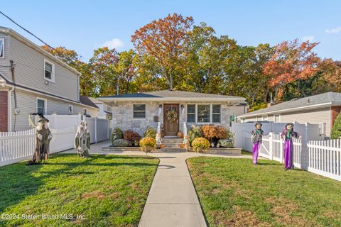 Photo of 137 Oakdale Street, Staten Island, NY 10308 (MLS # 2405948)