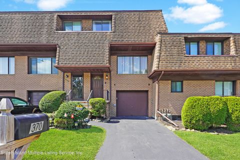Photo of 370 Windham Loop, Staten Island, NY 10314 (MLS # 2400063)