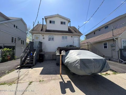 Photo of 182 Freeborn Street, Staten Island, NY 10306 (MLS # 2507088)