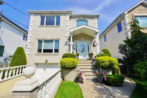 Photo of 173 Pinewood Avenue, Staten Island, NY 10306 (MLS # 1163947)