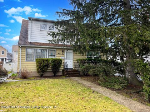 Photo of 35 Bache Avenue, Staten Island, NY 10306 (MLS # 2400643)
