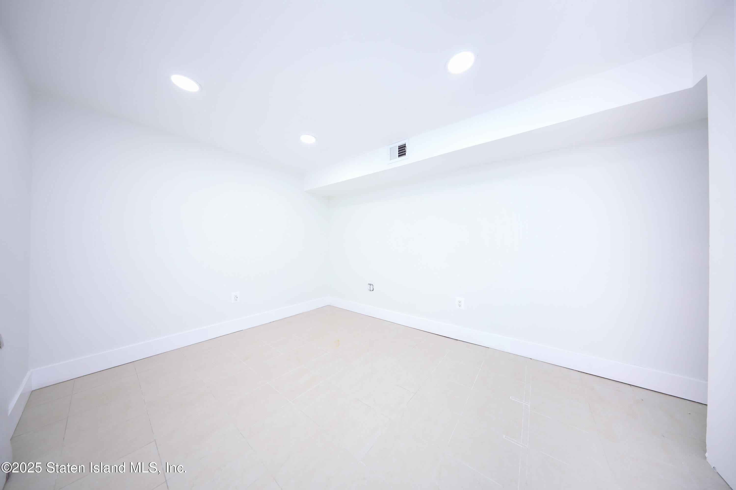 542 Golf View Court, Staten Island, New York image 29