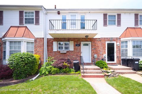 Photo of 542 Golf View Court, Staten Island, NY 10314 (MLS # 2503260)