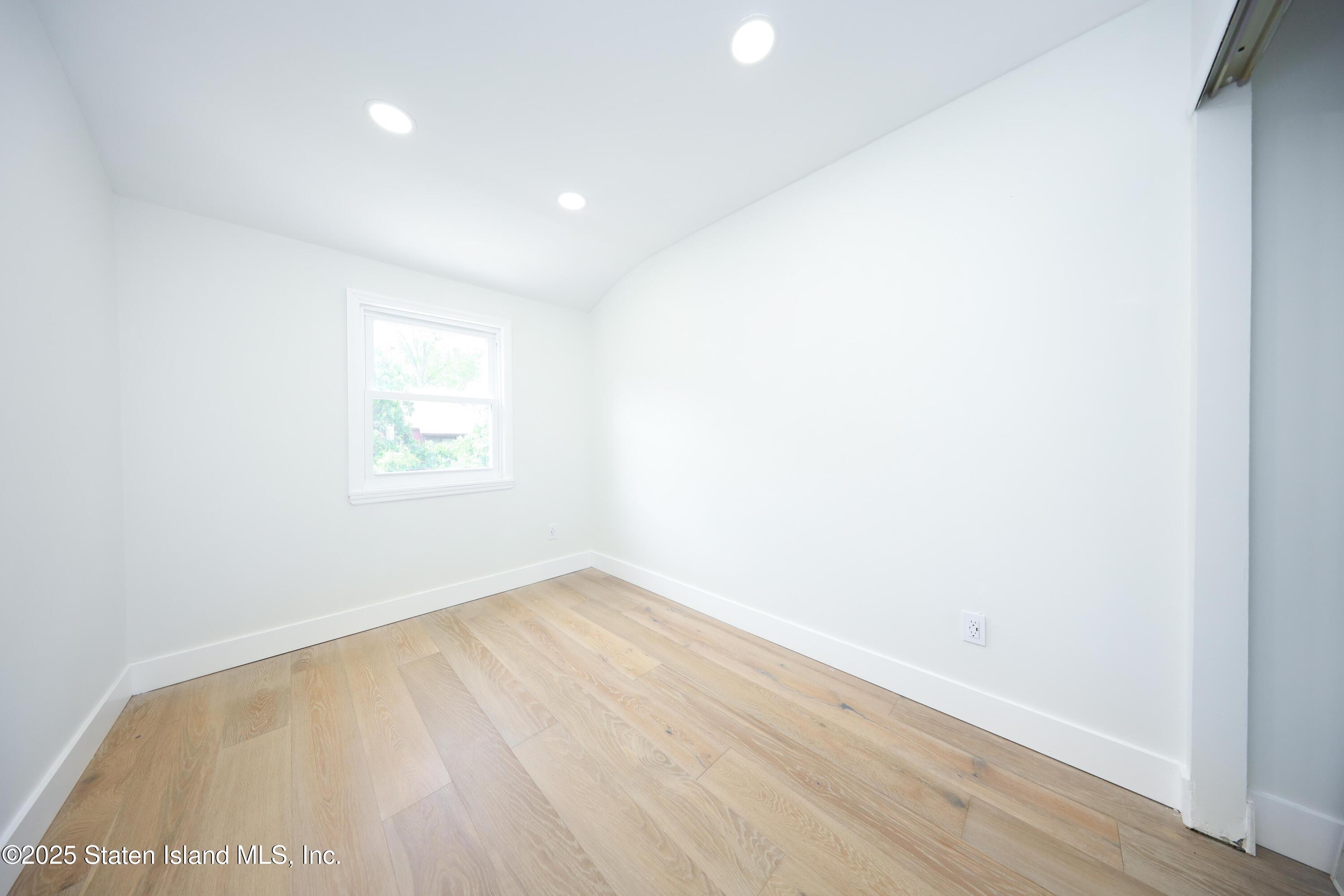 542 Golf View Court, Staten Island, New York image 22