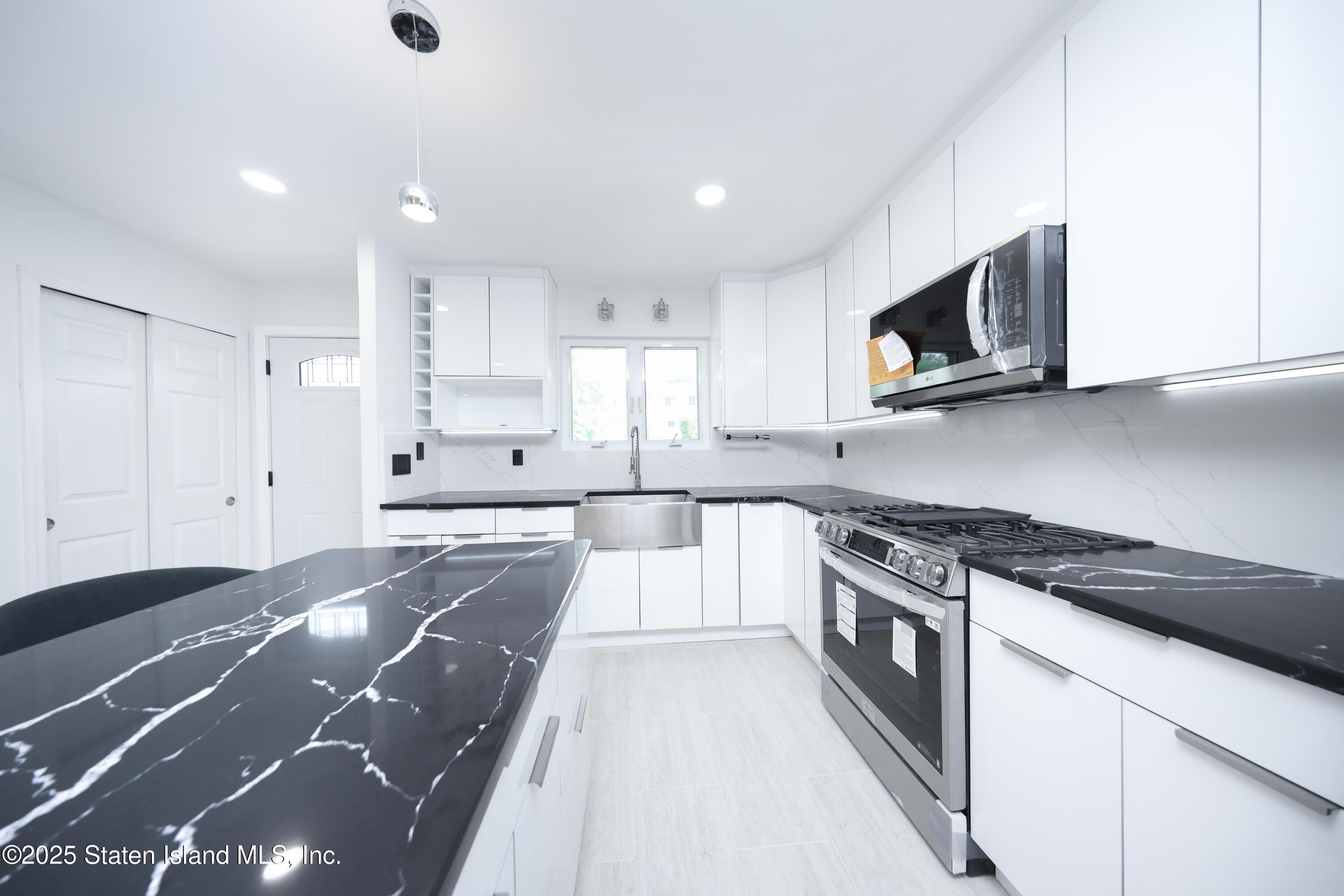 542 Golf View Court, Staten Island, New York image 9