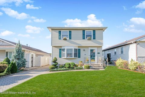 Photo of 265 Ramapo Avenue, Staten Island, NY 10309 (MLS # 2505609)