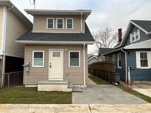 Photo of 12 Maple Terrace, Staten Island, NY 10306 (MLS # 1165567)