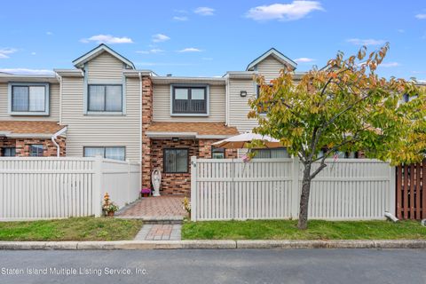 Photo of 69 Gina Court #289, Staten Island, NY 10314 (MLS # 1165020)