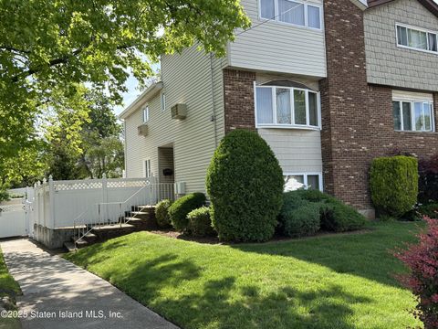 Photo of 92 Giffords Lane, Staten Island, NY 10308 (MLS # 2502705)