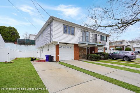 Photo of 188 Portage Avenue, Staten Island, NY 10314 (MLS # 2400230)