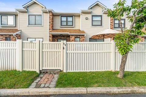 Photo of 69 Gina Court #289, Staten Island, NY 10314 (MLS # 2504830)