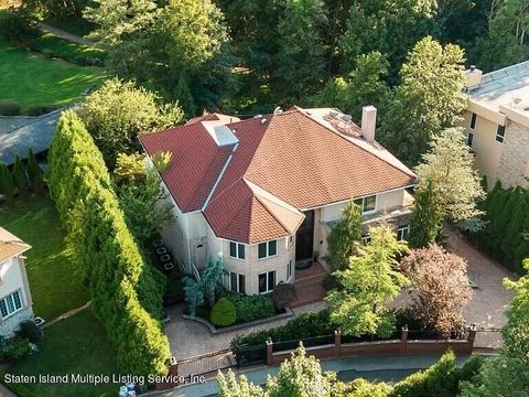 Photo of 10 Todt Hill Court, Staten Island, NY 10304 (MLS # 2400581)