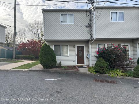 Photo of 38 Betty Court, Staten Island, NY 10303 (MLS # 1165368)